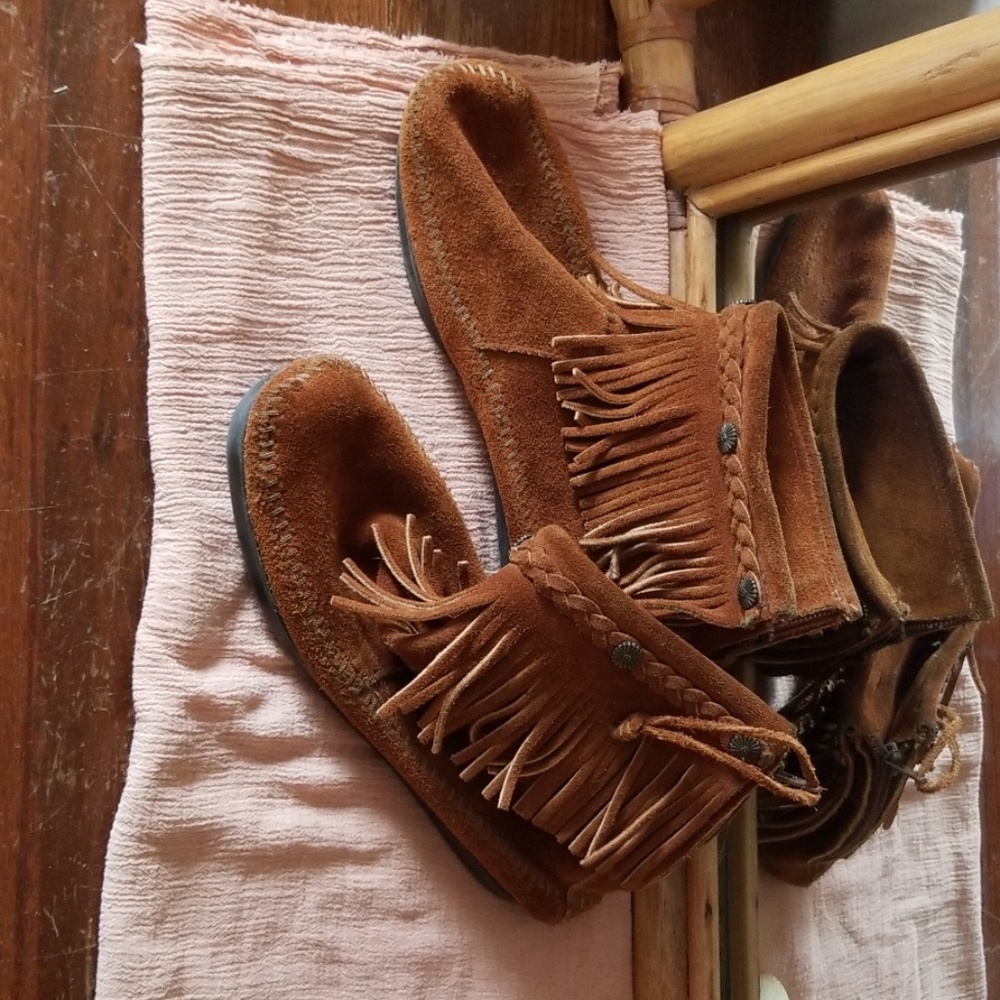 Brown leather minnetonka back zip up boots